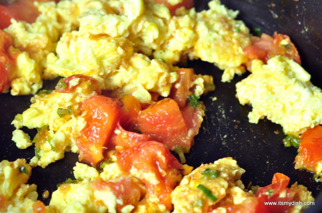 scramble egg with tomatos-step3