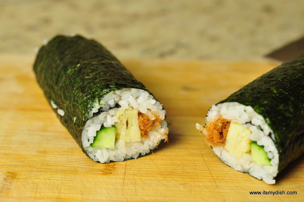 how to make sushi rolls - cut