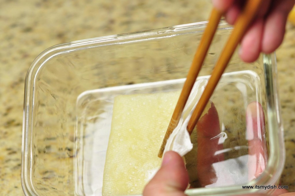 how to make sushi rolls - greasing inside